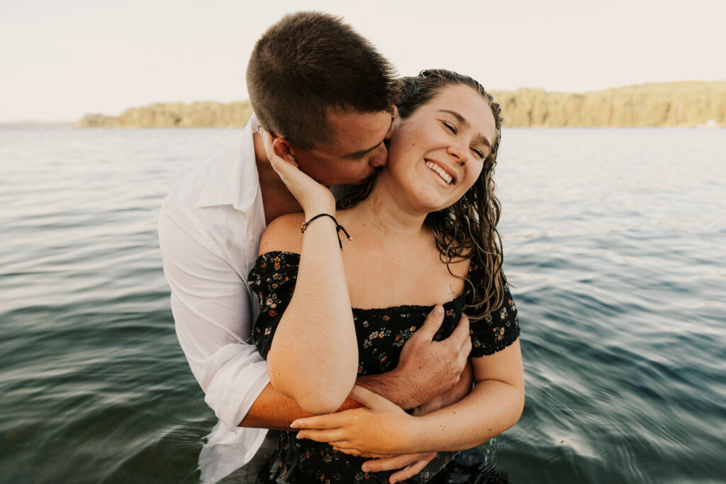 Photo couple amoureux baigne au lac